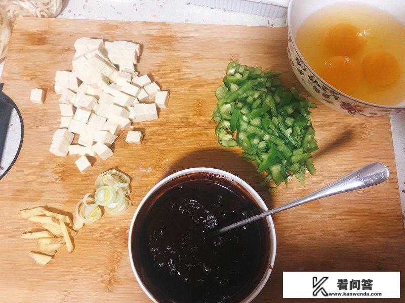 鸡蛋炸酱的家常做法? 鸡蛋炸酱的家常做法?