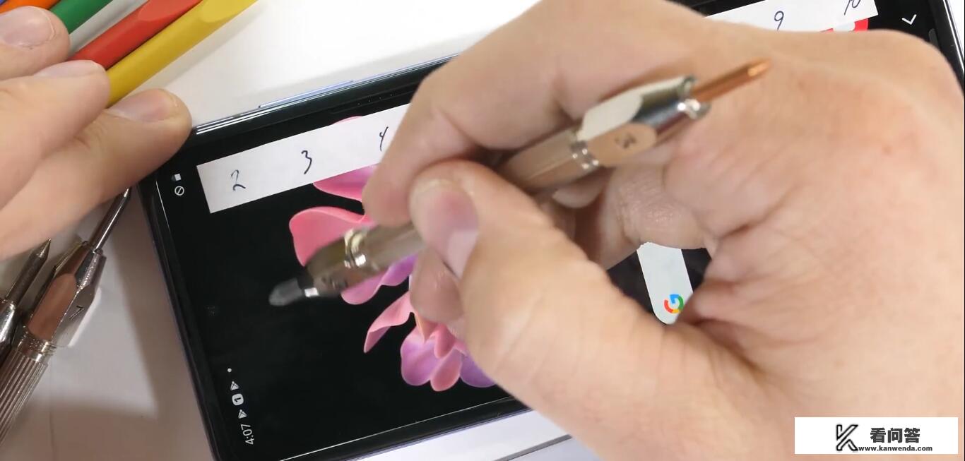 三星Galaxy Z Flip屏幕是否能经受住暴力测试的考验？