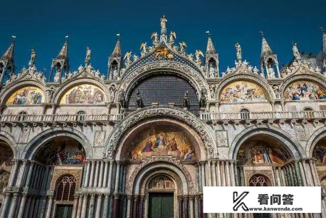 中世纪欧洲教堂建筑主要样式是? 中世纪欧洲教堂建筑主要样式是?