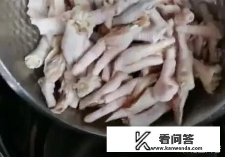 为什么有些人啃泡椒凤爪一边吃还一边吐？