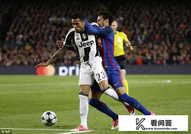 神操作，阿尔维斯比赛中抠完鼻屎捏一捏，然后顺势抹在C罗球衣上，你怎么看？