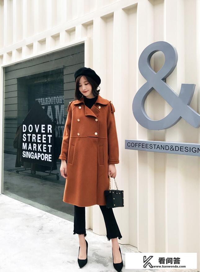 焦糖色大衣如果搭配黑色中领修身毛衣,那么裤子和鞋子要搭配什么颜色的才好看? 焦糖色大衣如果搭配黑色中领修身毛衣,那么裤子和鞋子要搭配什么颜色的才好看?