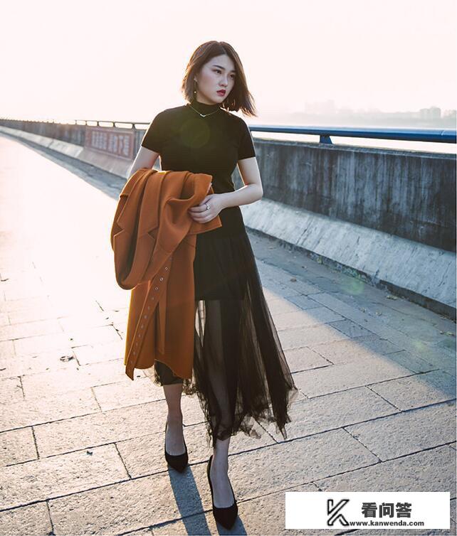 焦糖色大衣如果搭配黑色中领修身毛衣,那么裤子和鞋子要搭配什么颜色的才好看? 焦糖色大衣如果搭配黑色中领修身毛衣,那么裤子和鞋子要搭配什么颜色的才好看?