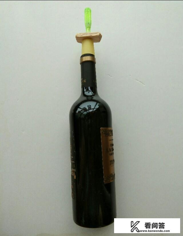 没有开瓶器怎么打开红酒的木塞？