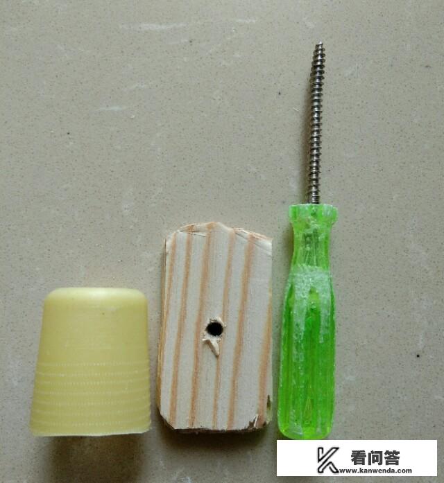 没有开瓶器怎么打开红酒的木塞？