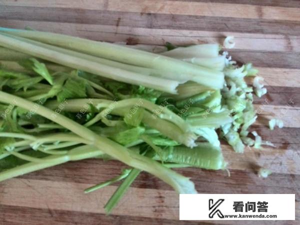 芹菜馅饺子肉馅怎么调馅？
