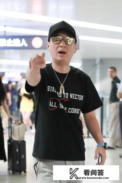 青谷子王校长谁演的？