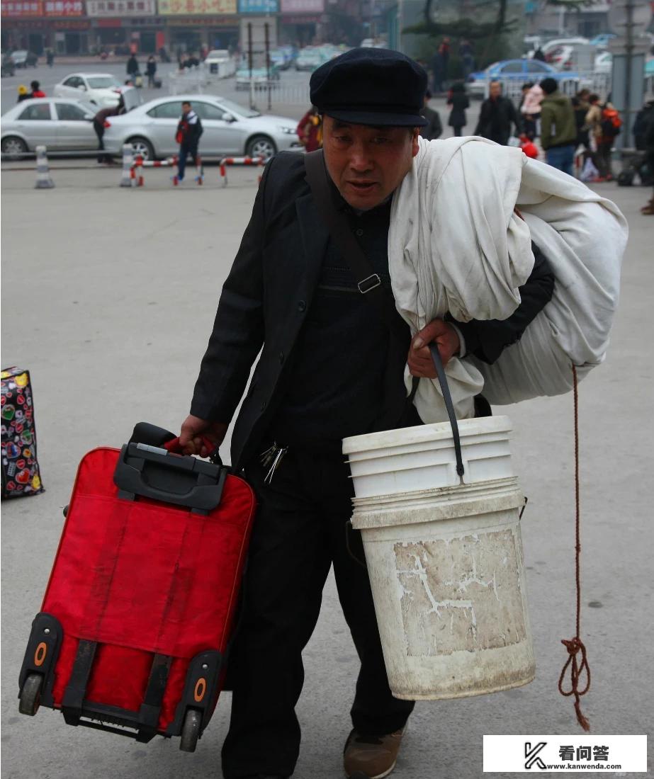 近日,西安几名携带大件行李的农民工乘公交时被司机拒绝上车,引发争议。你怎么看? 近日,西安几名携带大件行李的农民工乘公交时被司机拒绝上车,引发争议。你怎么看?