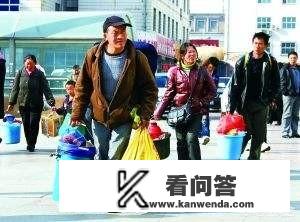 近日,西安几名携带大件行李的农民工乘公交时被司机拒绝上车,引发争议。你怎么看? 近日,西安几名携带大件行李的农民工乘公交时被司机拒绝上车,引发争议。你怎么看?