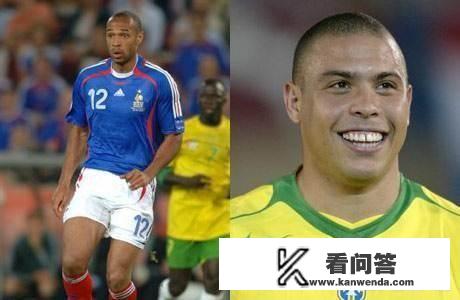 目前的足球阵型4231中，最理想的前锋风格是什么？