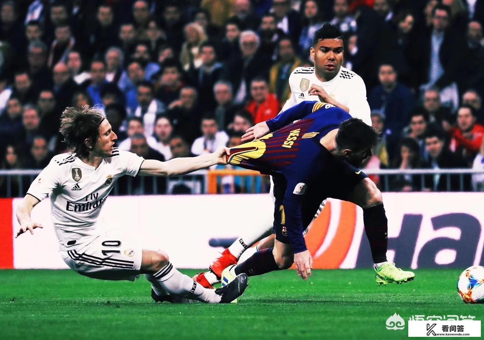 梅西停住,皇马0-3惨败巴萨,莫德里奇在防守梅西时,狠狠拽住后者的球衣,如何评价? 梅西停住,皇马0-3惨败巴萨,莫德里奇在防守梅西时,狠狠拽住后者的球衣,如何评价?
