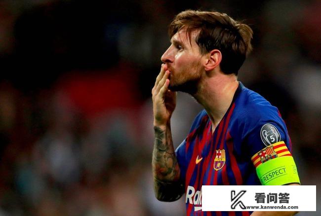 梅西停住,皇马0-3惨败巴萨,莫德里奇在防守梅西时,狠狠拽住后者的球衣,如何评价? 梅西停住,皇马0-3惨败巴萨,莫德里奇在防守梅西时,狠狠拽住后者的球衣,如何评价?