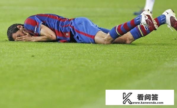 国米主场对阵巴萨的欧冠比赛中，布斯克茨为何遭遇国米球迷的满场嘘声？