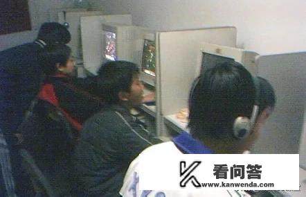 郑州一学校宿舍楼有网吧，学生晚上通宵玩电脑白天睡觉，学校称与自己无关，你怎么看？