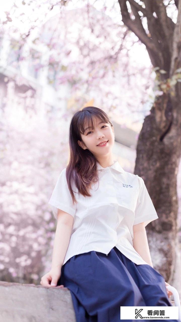 一个女生说她太活泼什么意思？