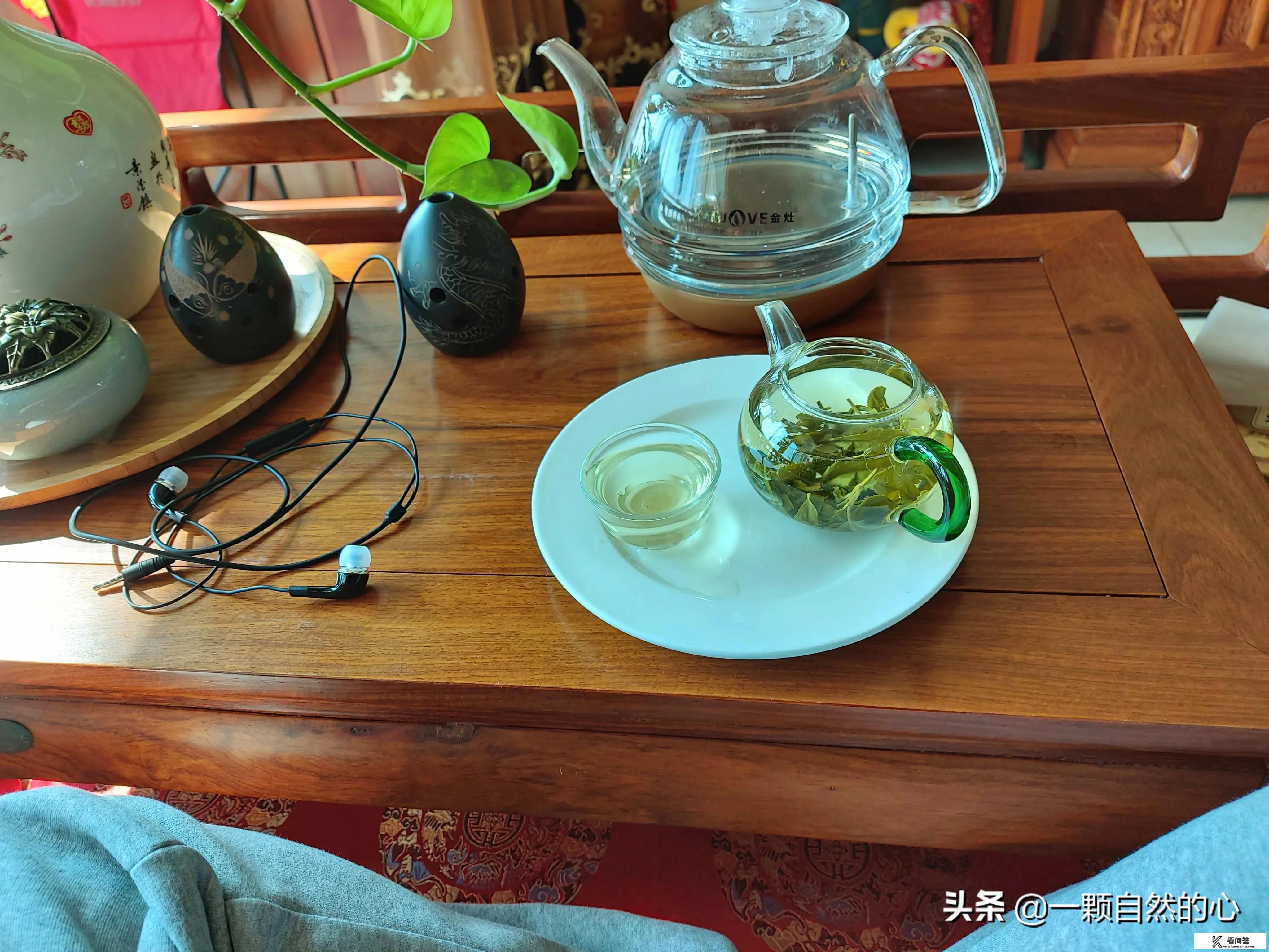 某天，一位曾去过南极工作过的工程师在家里吃肉，觉得味道很怪，就问妻子是什么肉。妻子说是企鹅肉。工程师沉默了良久，用餐叉刺进了自己的喉咙,为什么？