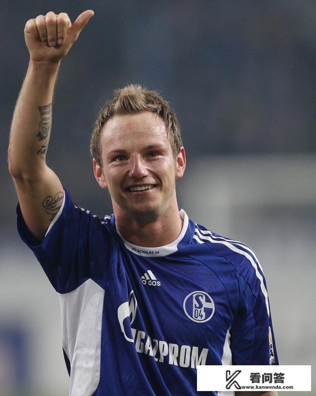 朋友们，欧冠16强首回合比分?帮帮忙啊？