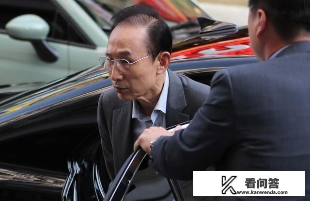 被关押5个月，多次用手扶墙进法院受审，李明博案何时作出一审宣判？你怎么看？