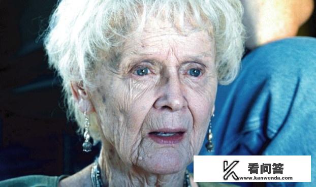 美国恐怖鬼片,去郊外一屋遇鬼,分正义与邪恶俩方90年代的录象厅看过,正义鬼用血划门可以防疫鬼入侵? 美国恐怖鬼片,去郊外一屋遇鬼,分正义与邪恶俩方90年代的录象厅看过,正义鬼用血划门可以防疫鬼入侵?