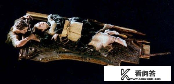 美国恐怖鬼片,去郊外一屋遇鬼,分正义与邪恶俩方90年代的录象厅看过,正义鬼用血划门可以防疫鬼入侵? 美国恐怖鬼片,去郊外一屋遇鬼,分正义与邪恶俩方90年代的录象厅看过,正义鬼用血划门可以防疫鬼入侵?