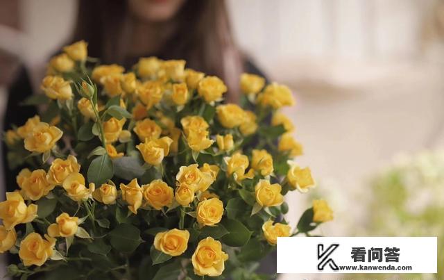 帮我反驳一句话 ( 花花世界，何必当真) 也用2个4个字的，什么比较好呢？