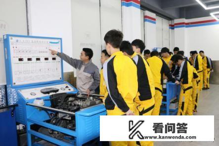 本人40岁，初中文化。现在想学技术学什么好呢？