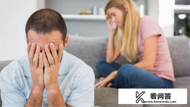 女朋友说是喜欢我，但是感受不到！我们都是离异！有时候甚至觉得我对她来说可有可无！这是为什么？