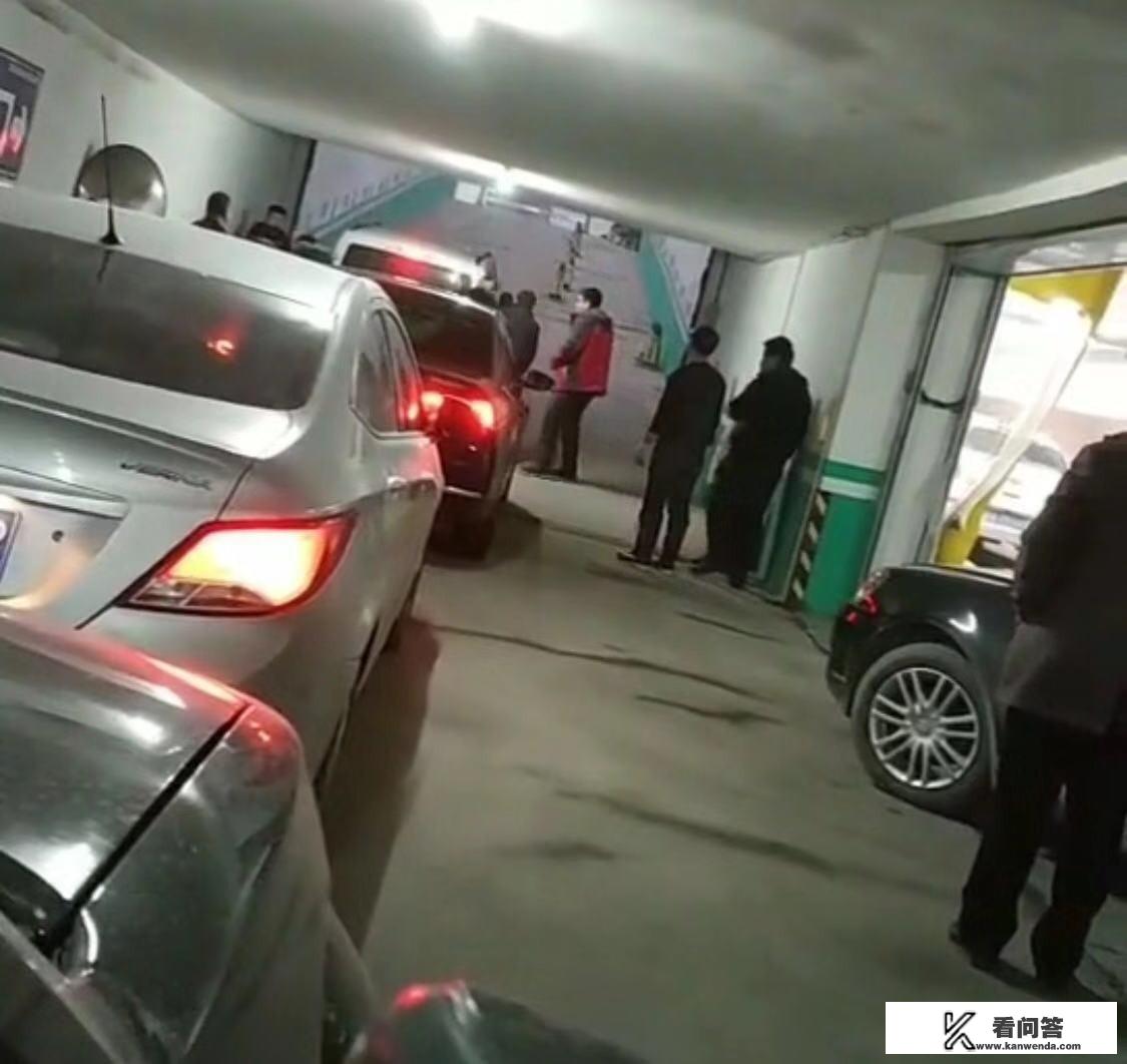 手动挡车如何开出小区地库？