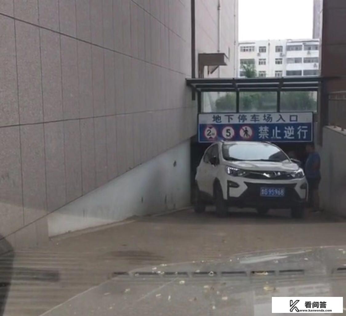 手动挡车如何开出小区地库？