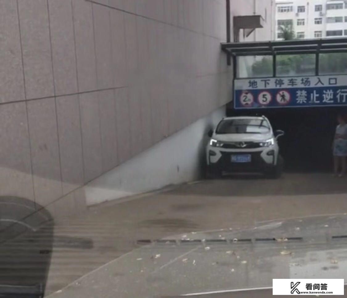 手动挡车如何开出小区地库？