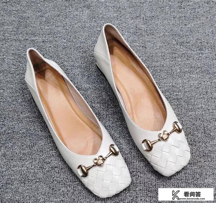 可以推荐一下适合老人出游又时尚的鞋子吗? 可以推荐一下适合老人出游又时尚的鞋子吗?