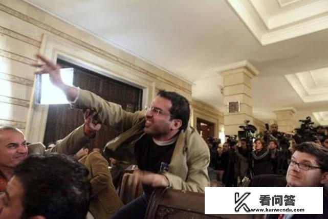 当年向小布什扔鞋的那位记者是谁?现在怎么样了？