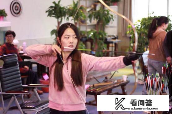 斯科特阿金斯有一个在古代拿着盾牌在擂台决斗的是什么电影？