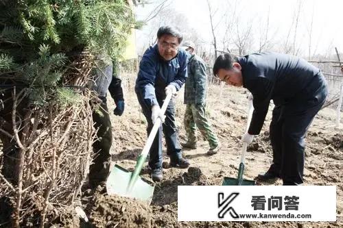 我现在只想每天呆在家里看手机，或者看电脑，不想出门，现在也不想去网吧，那里也不想去，只想呆在家里？