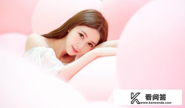 说谎的爱董妮和谁结的婚？