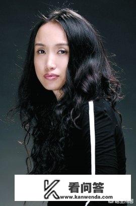 王子邂逅平民女孩艾拉谁演的？