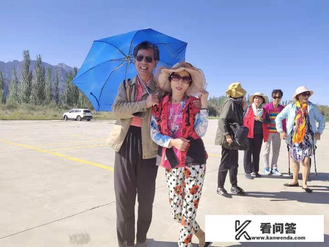 7月底到8月新疆的天气如何?如果想去旅游请问带什么衣服比较好？