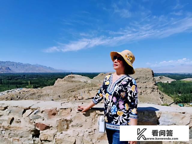 7月底到8月新疆的天气如何?如果想去旅游请问带什么衣服比较好？