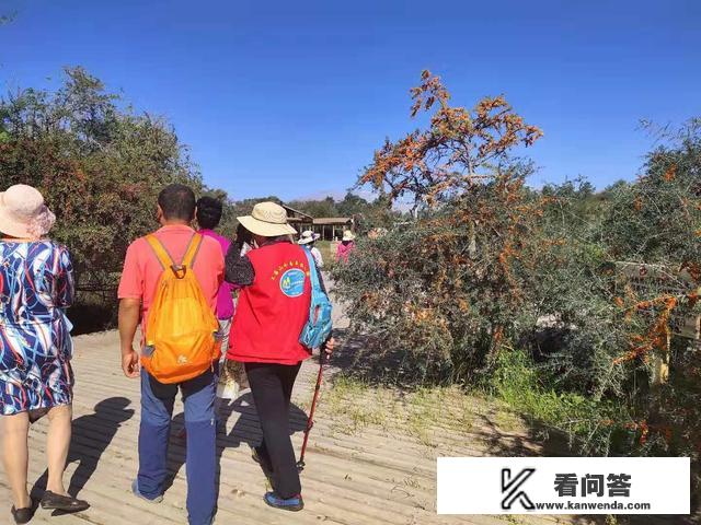 7月底到8月新疆的天气如何?如果想去旅游请问带什么衣服比较好？