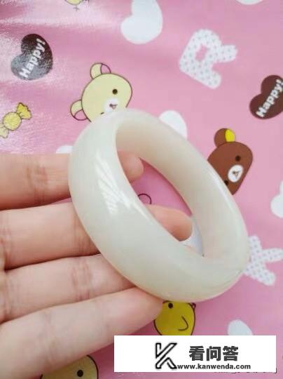 你好！我买了个和田玉挂件，总质量6.18克形状是花雕，颜色是白色，标注足金，想问能值多少钱？