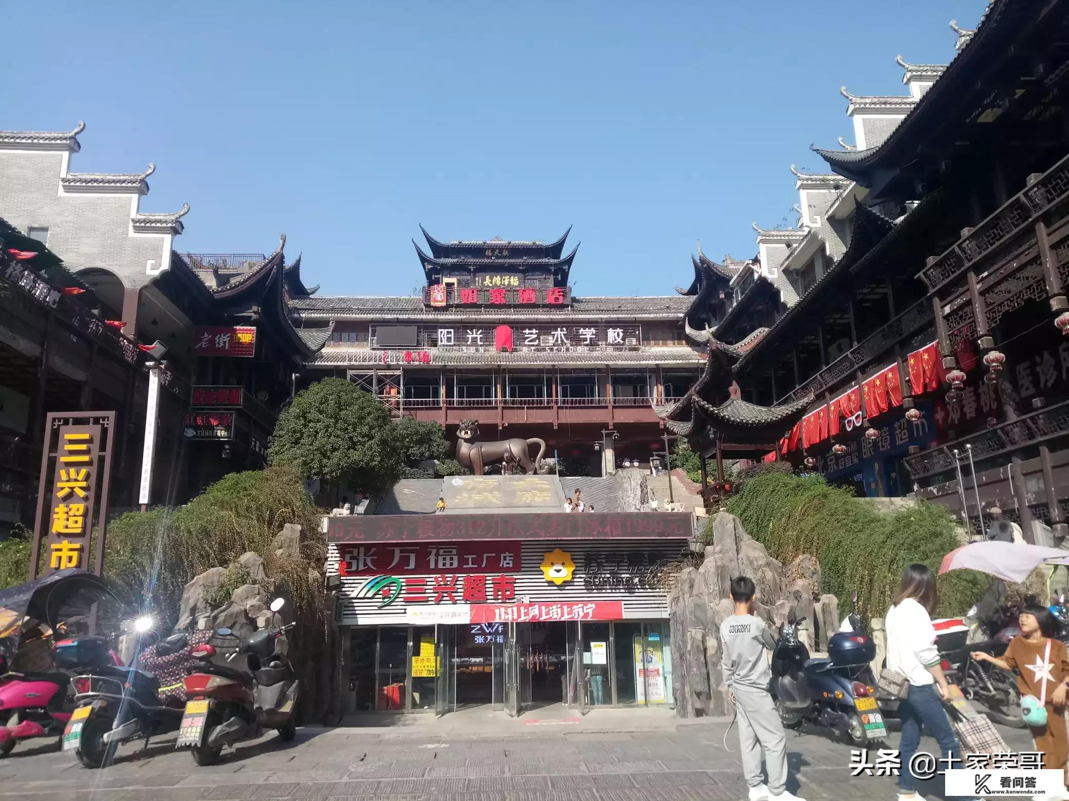 我们18人去公园游玩，一只小船能坐四人一列小火车，能做五人一辆碰碰车，能坐两人，你还能提出什么样的？