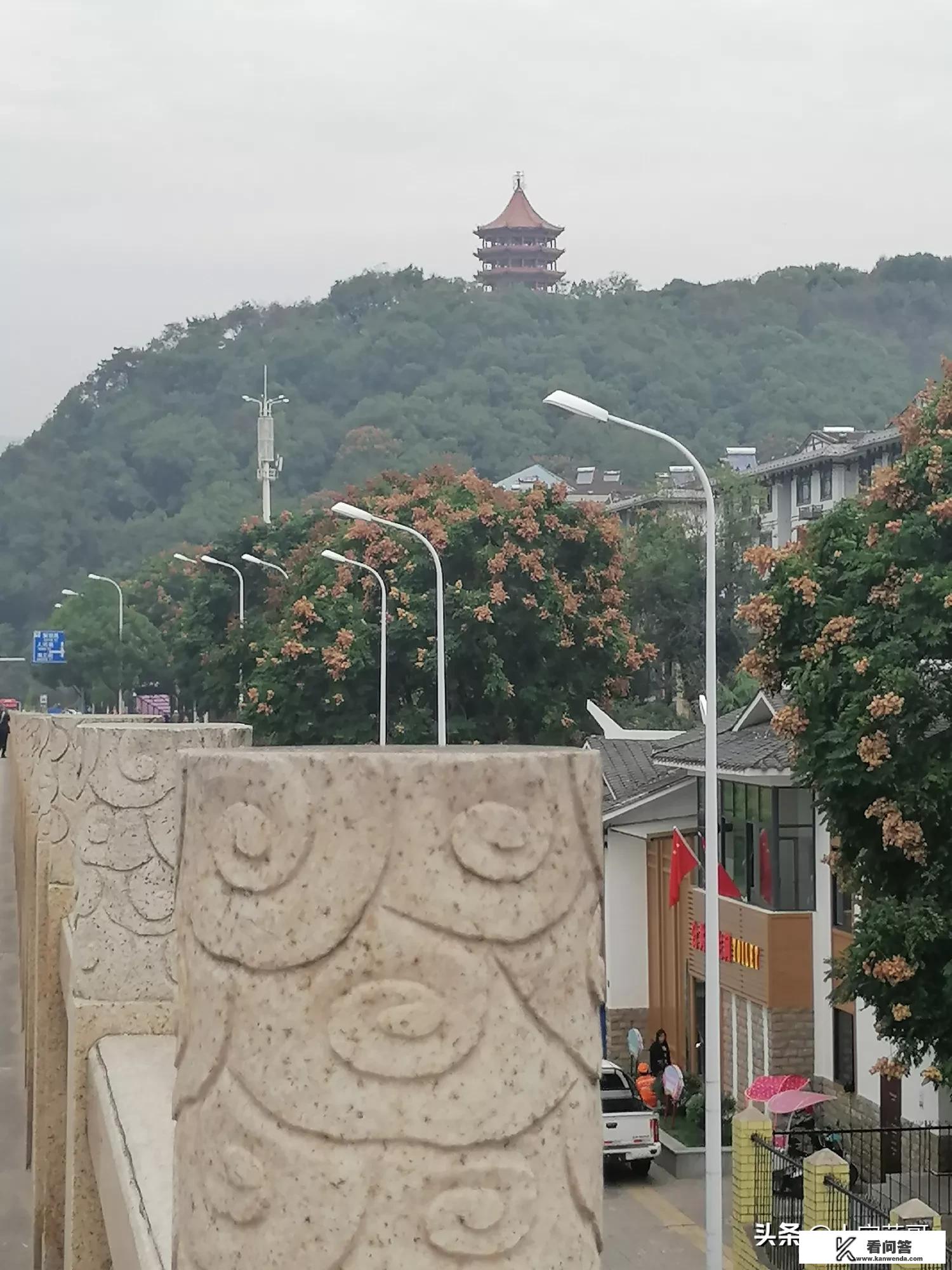 我们18人去公园游玩，一只小船能坐四人一列小火车，能做五人一辆碰碰车，能坐两人，你还能提出什么样的？