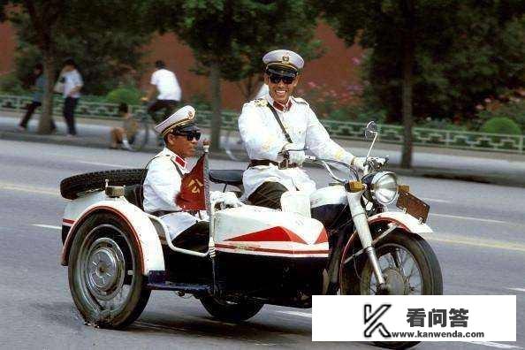 在中国有公安，有警察，大家知道公安跟警察有什么不同吗？