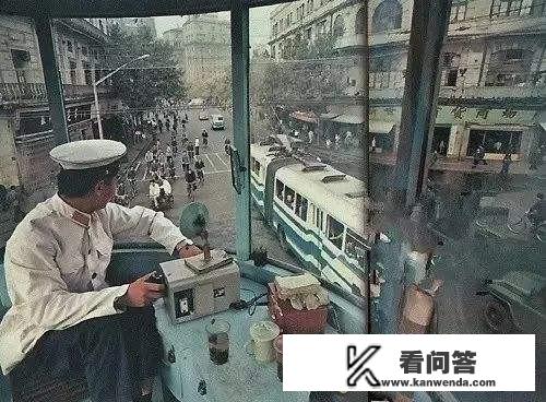 在中国有公安，有警察，大家知道公安跟警察有什么不同吗？