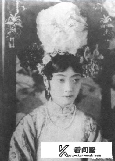 清朝后妃贵妇头上的“大黑板”，出现于什么时代？