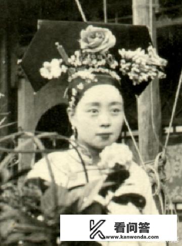 清朝后妃贵妇头上的“大黑板”，出现于什么时代？