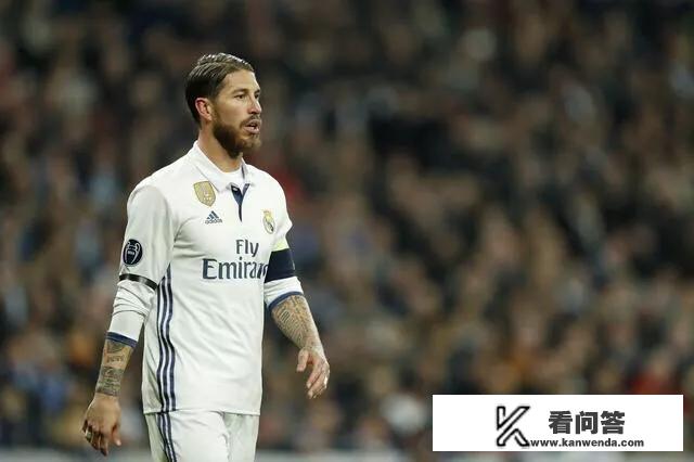 欧冠半决赛次回合，莱万倒在皇马禁区，裁判无表示，这是一个点球吗？你怎么看？