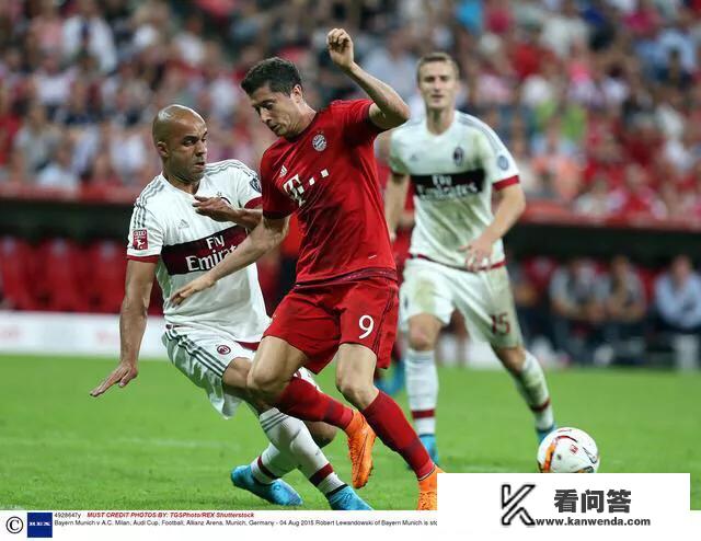 欧冠半决赛次回合，莱万倒在皇马禁区，裁判无表示，这是一个点球吗？你怎么看？