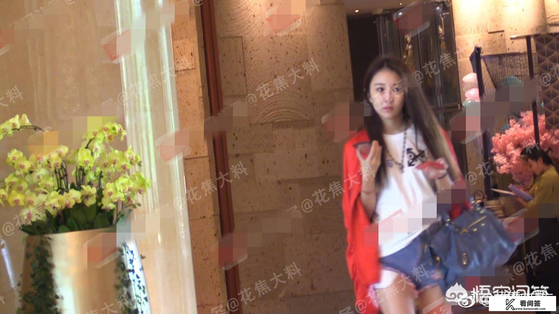 曹云金被爆与美女酒店幽会，对此你怎么看？