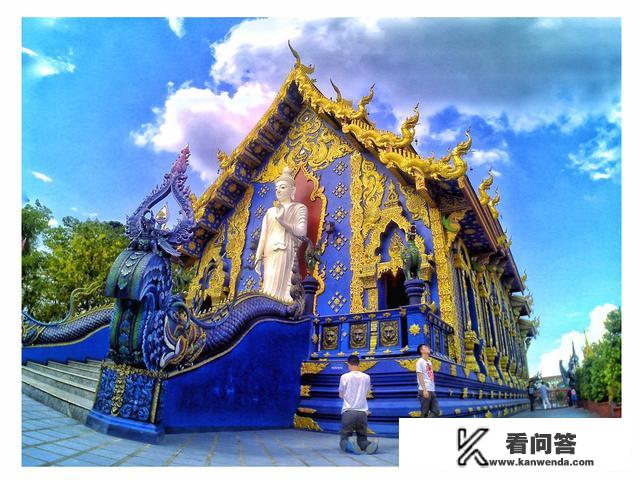 我想独自去旅游就背一个背包要装些什么东西？